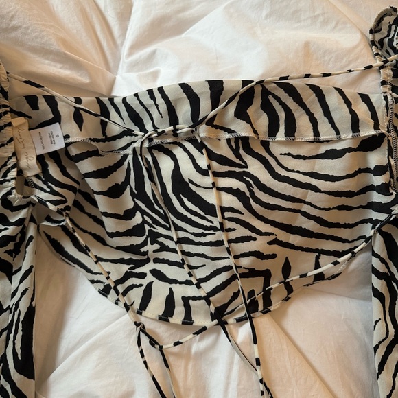 Flowy cowl neck zebra open back tie top - Picture 3 of 8